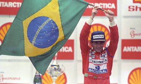 Ayrton Senna da Silva murió el domingo 1 de mayo de 1994, durante el GP de San Marino, en el circuito Enzo y Dino Ferrari de Imola. El tricampeón de la Fórmula 1 tenía 34 años, un mes y nueve días. Ayrton Senna da Silva murió el domingo 1 de mayo de 1994, durante el GP de San Marino, en el circuito Enzo y Dino Ferrari de Imola. El tricampeón de la Fórmula 1 tenía 34 años, un mes y nueve días.