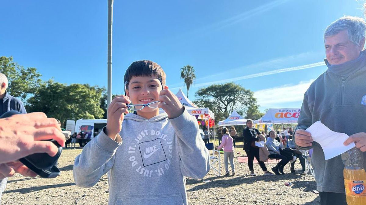 Oftalmología y entrega de lentes en el acto, exclusivo para niños y niñas de 6 a 17 años, es uno de los servicios que ofrecen el programa Santa Fe Acá y el Tren de Capital Humano. Oftalmología y entrega de lentes en el acto, exclusivo para niños y niñas de 6 a 17 años, es uno de los servicios que ofrecen el programa Santa Fe Acá y el Tren de Capital Humano.
