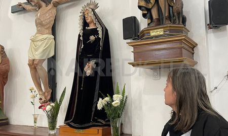 Liliana es una de las mujeres que estuvo presente en los dos momentos en que la Virgen lloró en Coronda. Liliana es una de las mujeres que estuvo presente en los dos momentos en que la Virgen lloró en Coronda.