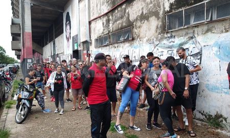 Desde horas de la madrugada, y sin importar la lluvia, cientos de sabaleros empezaron a hacer la fila para garantizarse su entrada. Desde horas de la madrugada, y sin importar la lluvia, cientos de sabaleros empezaron a hacer la fila para garantizarse su entrada.
