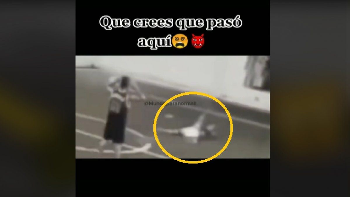 Video: estaban jugando un picadito y un fantasma lo tiró al piso y lo arrastró