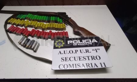 La escopeta y los cartuchos incautados en el Barrio General Belgrano La escopeta y los cartuchos incautados en el Barrio General Belgrano