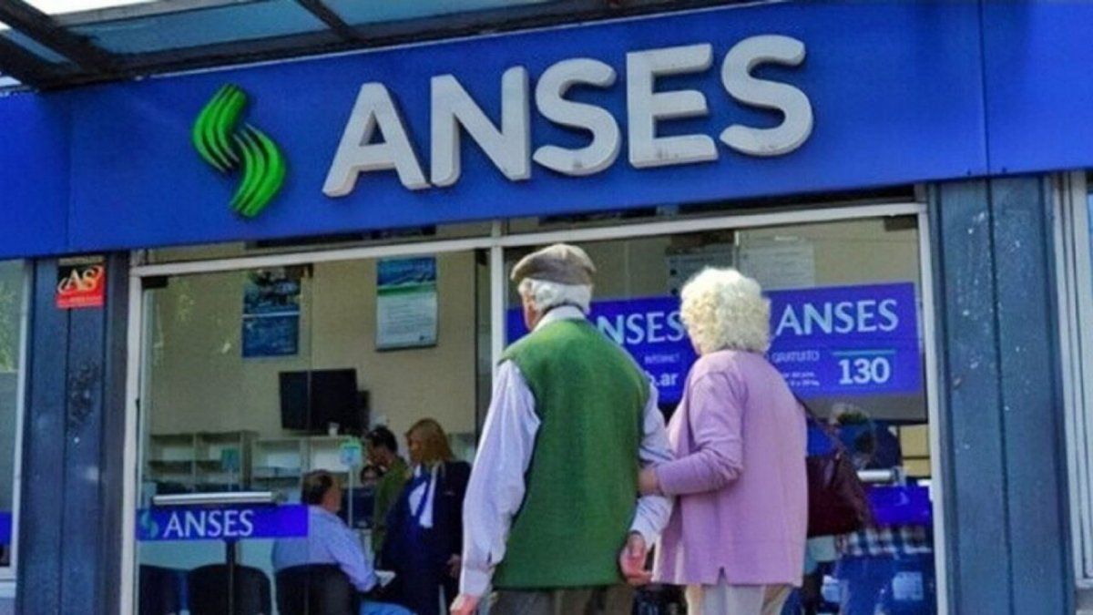 En todo el mundo las personas mayores de edad fueron las más vulnerables ante la aparición del covid. Por eso se recomendó brindarles apoyo, sobre todo, a los desempleados que no están en edad de jubilarse.