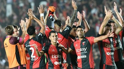 La gran ovación que se llevó Ignacio Lago, figura del Colón puntero del torneo