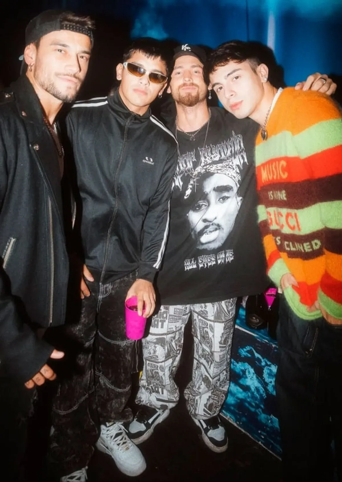 Rusherking junto a un grupo de amigos.