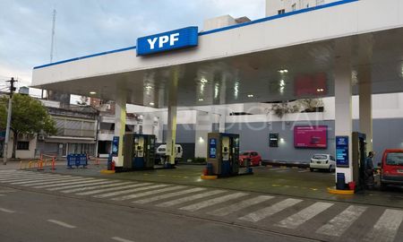 YPF aumentó sus combustibles desde la medianoche de este lunes 23 de noviembre. YPF aumentó sus combustibles desde la medianoche de este lunes 23 de noviembre.