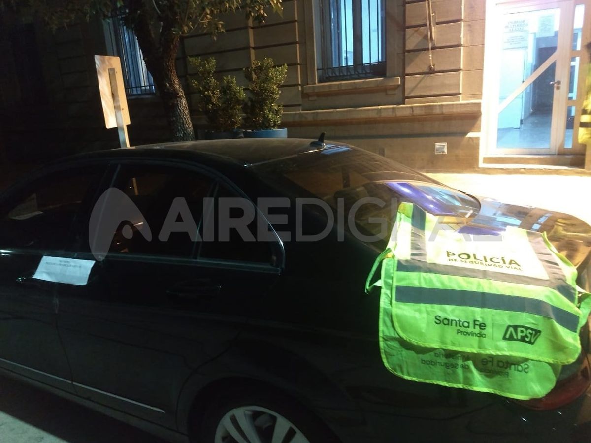 El auto Mercedes Benz donde dos personas llevaba la suma de 7 millones de pesos, una pistola y 27 cartuchos