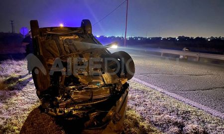 El vehículo, que volcó en horas de la madrugada, estaba en un tramo de Circunvalación Oeste que no cuenta con suficiente iluminación. El vehículo, que volcó en horas de la madrugada, estaba en un tramo de Circunvalación Oeste que no cuenta con suficiente iluminación.
