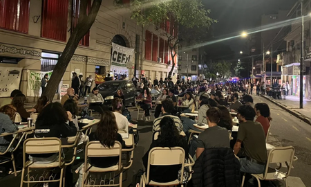 Clase pública frente a la Facultad de Filosofía y Letras, en Caballito. Clase pública frente a la Facultad de Filosofía y Letras, en Caballito.