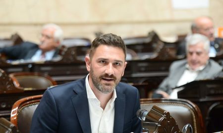 mientras discutimos izquierda o derecha, la gente vota a milei que propone que explote todo mientras discutimos izquierda o derecha, la gente vota a milei que propone que explote todo