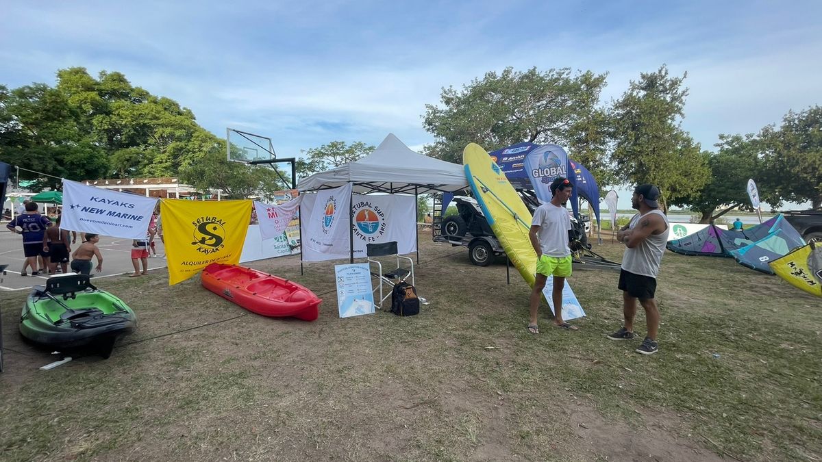 La Escuela Tupá prmociona la actividad de deportes náuticos en la costanera de la Ciudad de Santa Fe.