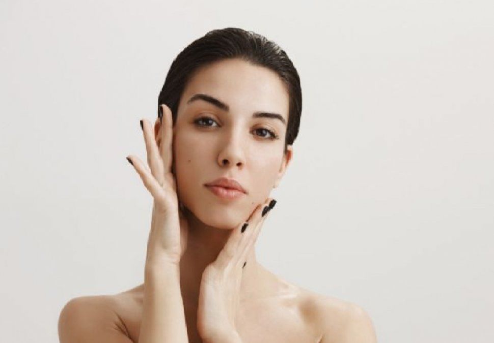 Eliminá las manchas en la cara y unifica el tono de tu piel con este remedio casero con cilantro