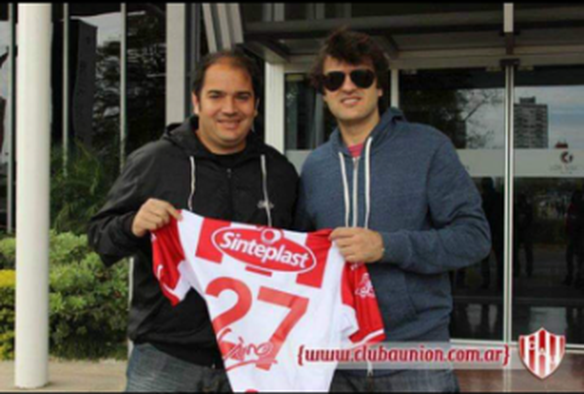 El día que el departamento de prensa de Unión le regaló la camiseta al líder de Los Piojos. El día que el departamento de prensa de Unión le regaló la camiseta al líder de Los Piojos.