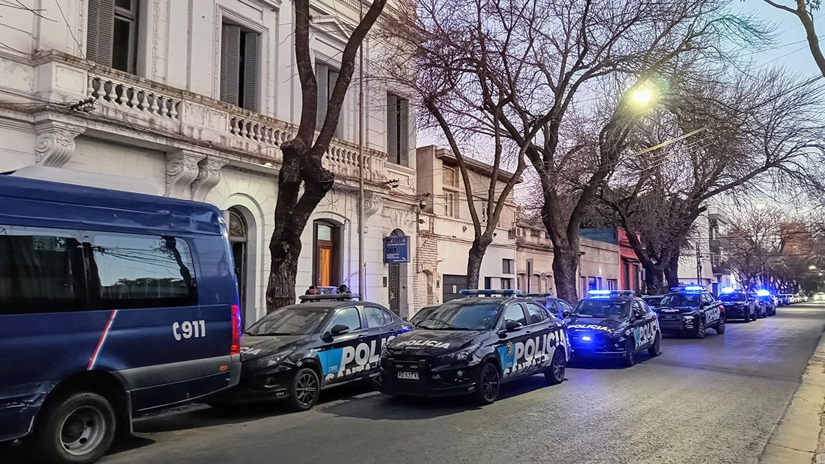 El motín vuelve a poner en foco la crítica situación del sistema penitenciario en Rosario. La comisaría actualmente aloja a mujeres privadas de su libertad, debido a la falta de cupo en otros establecimientos. El motín vuelve a poner en foco la crítica situación del sistema penitenciario en Rosario. La comisaría actualmente aloja a mujeres privadas de su libertad, debido a la falta de cupo en otros establecimientos.