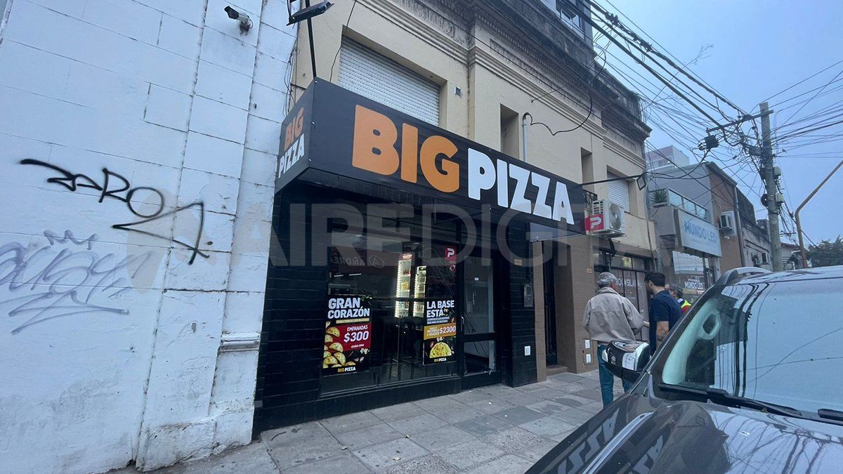 Un delincuente armado y con el casco de la moto puesto