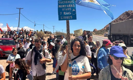 Vecinos y ambientalistas de toda la provincia protestarán en la Legislatura contra la minera San Jorge. Vecinos y ambientalistas de toda la provincia protestarán en la Legislatura contra la minera San Jorge.
