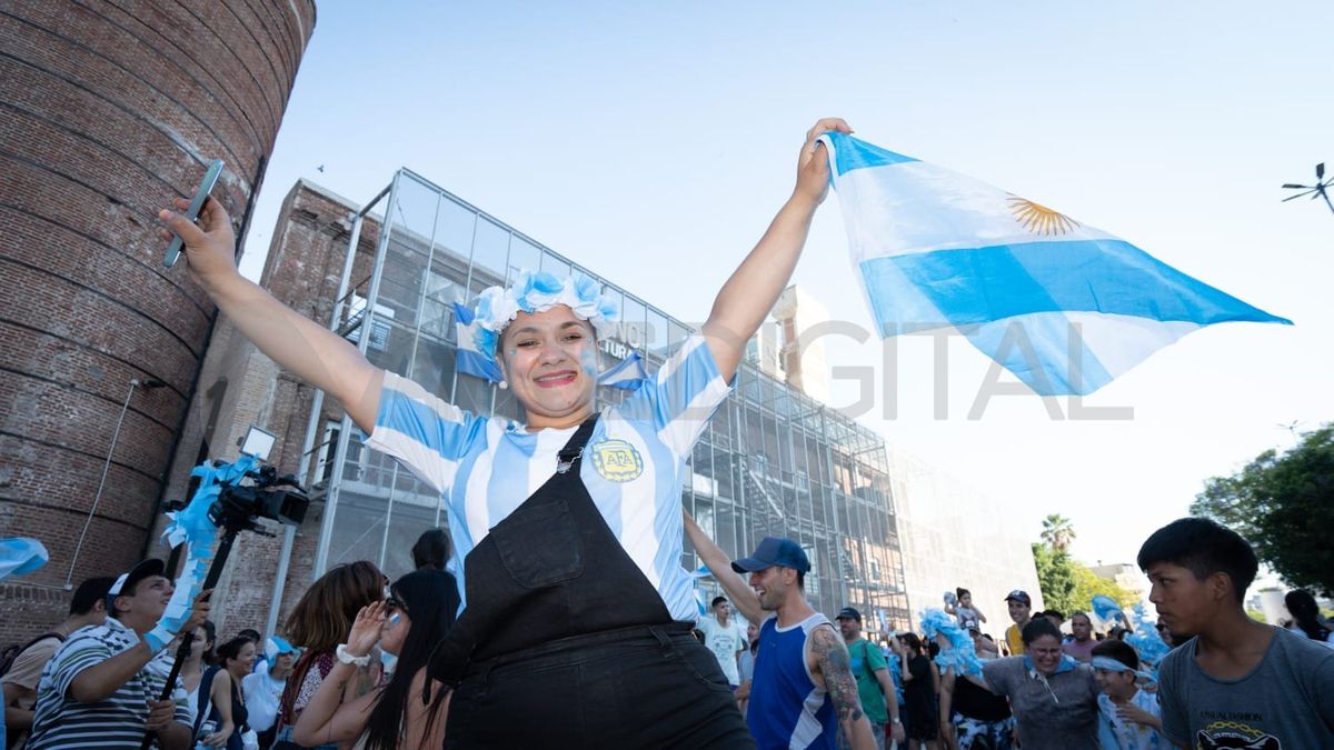 Todos los hinchas vistieron los colores de Argentina, con vinchas y banderas.
