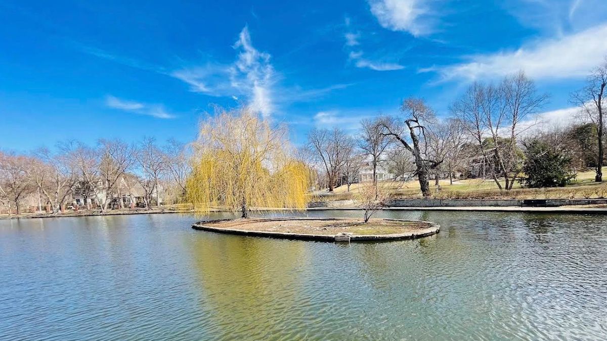 Entre lagos, senderos y jardines, el Loose Park ofrece un paisaje distinto en la ciudad que recibe a la Selección Argentina. Entre lagos, senderos y jardines, el Loose Park ofrece un paisaje distinto en la ciudad que recibe a la Selección Argentina.