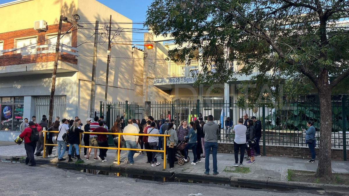 El viernes por la mañana los padres se autoconvocaron en la escuela Sargento Pedro Bustamante para pedir explicaciones sobre un hecho que solo habría involucrado a menores.