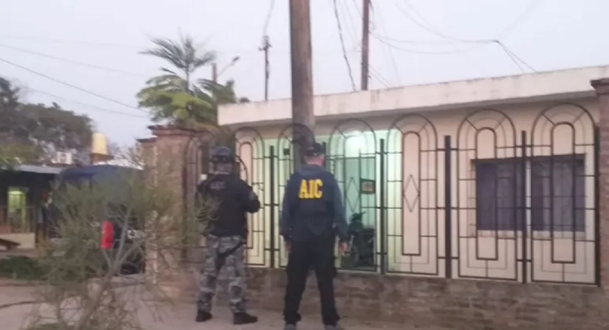 Policías de Santa Fe en la casa que fue allanada para dar con el tercer implicado que tiene el caso.