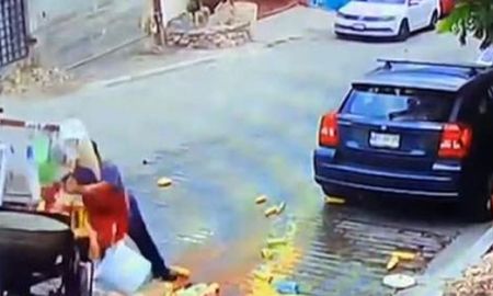 Un hombre mayor se quemó con agua hirviendo y los usuarios de las redes sociales lo ayudaron. Un hombre mayor se quemó con agua hirviendo y los usuarios de las redes sociales lo ayudaron.