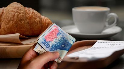 ¿Las propinas pueden ser obligatorias?: los cambios que quiere aplicar el Gobierno en el sector gastronómico