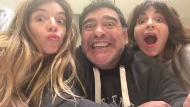 Diego Maradona junto a Dalma y Giannina.