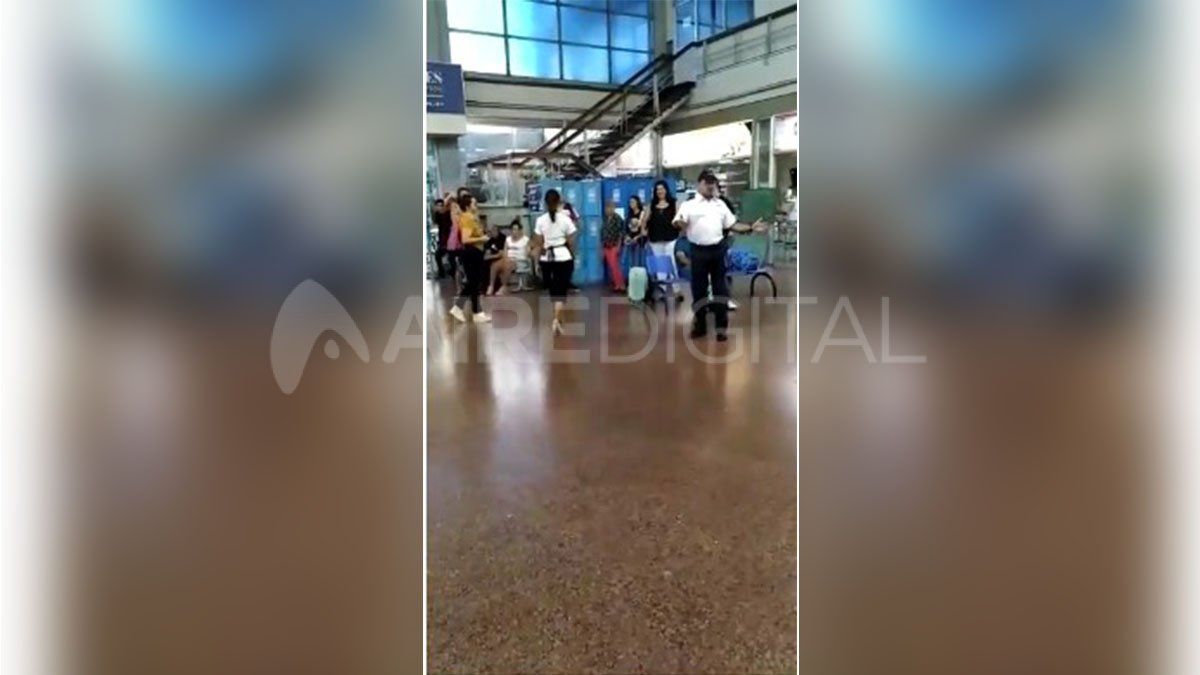 Video: así deleitaron tres cantantes líricos a los pasajeros en la terminal
