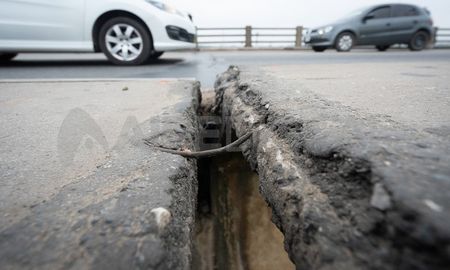 El miércoles 28 de junio llegarán a Santa Fe especialistas de la sección puentes de Vialidad Nacional para diagramar los trabajos de arreglo de la grieta del Puente Carretero. El miércoles 28 de junio llegarán a Santa Fe especialistas de la sección puentes de Vialidad Nacional para diagramar los trabajos de arreglo de la grieta del Puente Carretero.