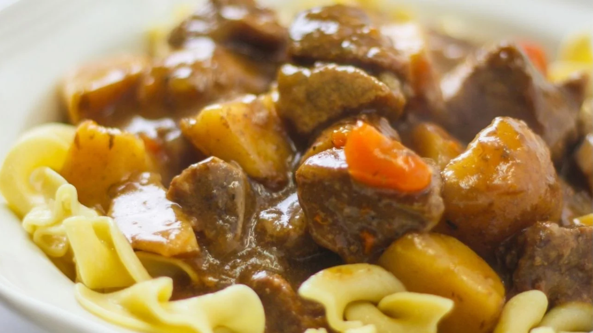 Estofado de carne con fideos: la receta sencilla y deliciosa para los días de frío