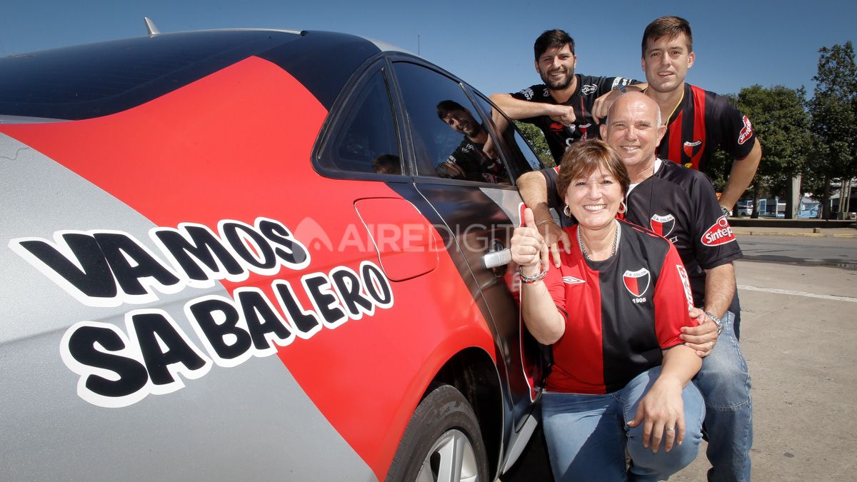 Los Ghiano rumbo a Paraguay en auto ploteado con los colores de la pasión