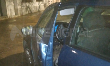 En Barrio Constituyentes un delincuente retiró el auto de la cochera e intentó arrancarlo. Un vecino logró evitar el robo. En Barrio Constituyentes un delincuente retiró el auto de la cochera e intentó arrancarlo. Un vecino logró evitar el robo.