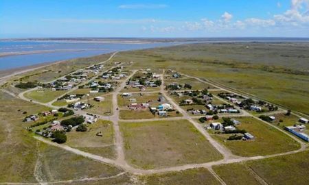 Escapada a un pueblo sacado de un cuento de hadas en el que solo viven 25 personas frente al mar. Escapada a un pueblo sacado de un cuento de hadas en el que solo viven 25 personas frente al mar.