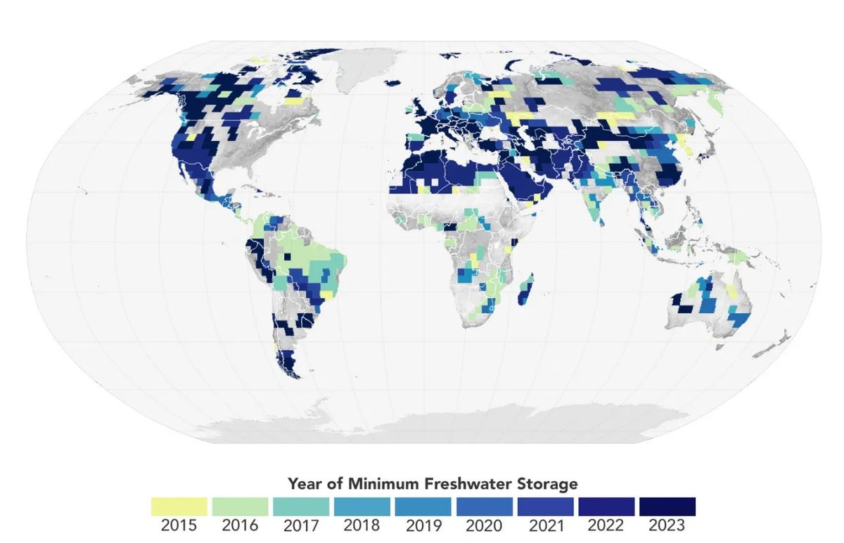 Este mapa muestra los años en los que el almacenamiento de agua terrestre alcanzó un mínimo de 22 años (es decir, la tierra estaba más seca) en cada ubicación, según los datos de los satélites GRACE y GRACE/FO. Una porción significativamente grande de la superficie terrestre global alcanzó este mínimo en los nueve años desde 2015, que son los nueve años más cálidos en el registro de temperaturas moderno. Imagen del Observatorio de la Tierra de la NASA/Wanmei Liang con datos cortesía de Mary Michael O'Neill Este mapa muestra los años en los que el almacenamiento de agua terrestre alcanzó un mínimo de 22 años (es decir, la tierra estaba más seca) en cada ubicación, según los datos de los satélites GRACE y GRACE/FO. Una porción significativamente grande de la superficie terrestre global alcanzó este mínimo en los nueve años desde 2015, que son los nueve años más cálidos en el registro de temperaturas moderno. Imagen del Observatorio de la Tierra de la NASA/Wanmei Liang con datos cortesía de Mary Michael O'Neill