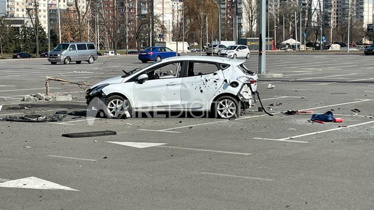 La periodista rusa Oksana Baulina llegó en este auto al estacionamiento del shopping en el que murió luego de un preciso ataque de las fuerzas rusas.