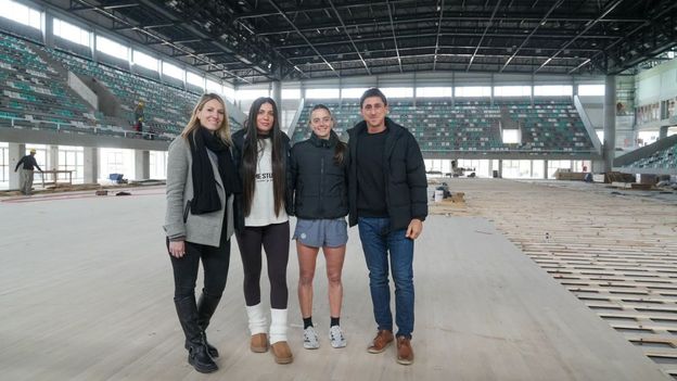 Agustina Albertario, exjugadora del seleccionado nacional de hockey, y Stefanía Antoniazzi, santafesina e integrante del combinado femenino, recorrieron las obras en la capital provincial.