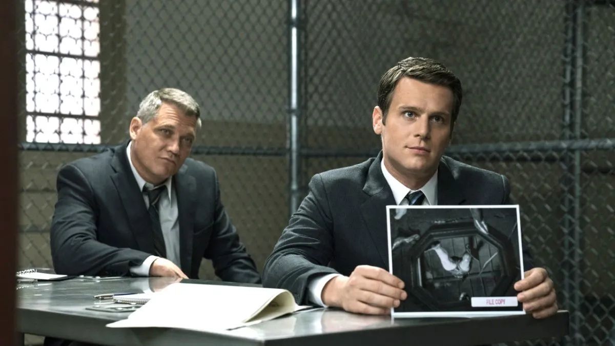 David Fincher llevó su sello de perfección y tensión psicológica al universo de Mindhunter. David Fincher llevó su sello de perfección y tensión psicológica al universo de Mindhunter.