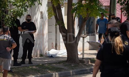 El cuerpo quedó tirado sobre el ingreso a una vivienda particular. El cuerpo quedó tirado sobre el ingreso a una vivienda particular.