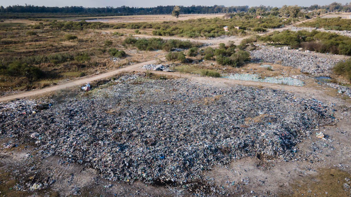 El basural de Callejón PIntos está fuera del anillo de defensas. Cuando hay crecida, toda esta basura termina en la laguna Setúbal.