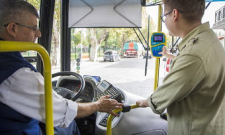 Este miércoles se retomarán las paritarias del sector del transporte público con una reunión entre los representantes de la Unión Tranviarios Automotor (UTA) y los titulares de las empresas de colectivos. Este miércoles se retomarán las paritarias del sector del transporte público con una reunión entre los representantes de la Unión Tranviarios Automotor (UTA) y los titulares de las empresas de colectivos.