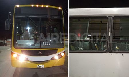Un colectivo de la Línea 5 apedreado frente a la Cacha de Unión Un colectivo de la Línea 5 apedreado frente a la Cacha de Unión