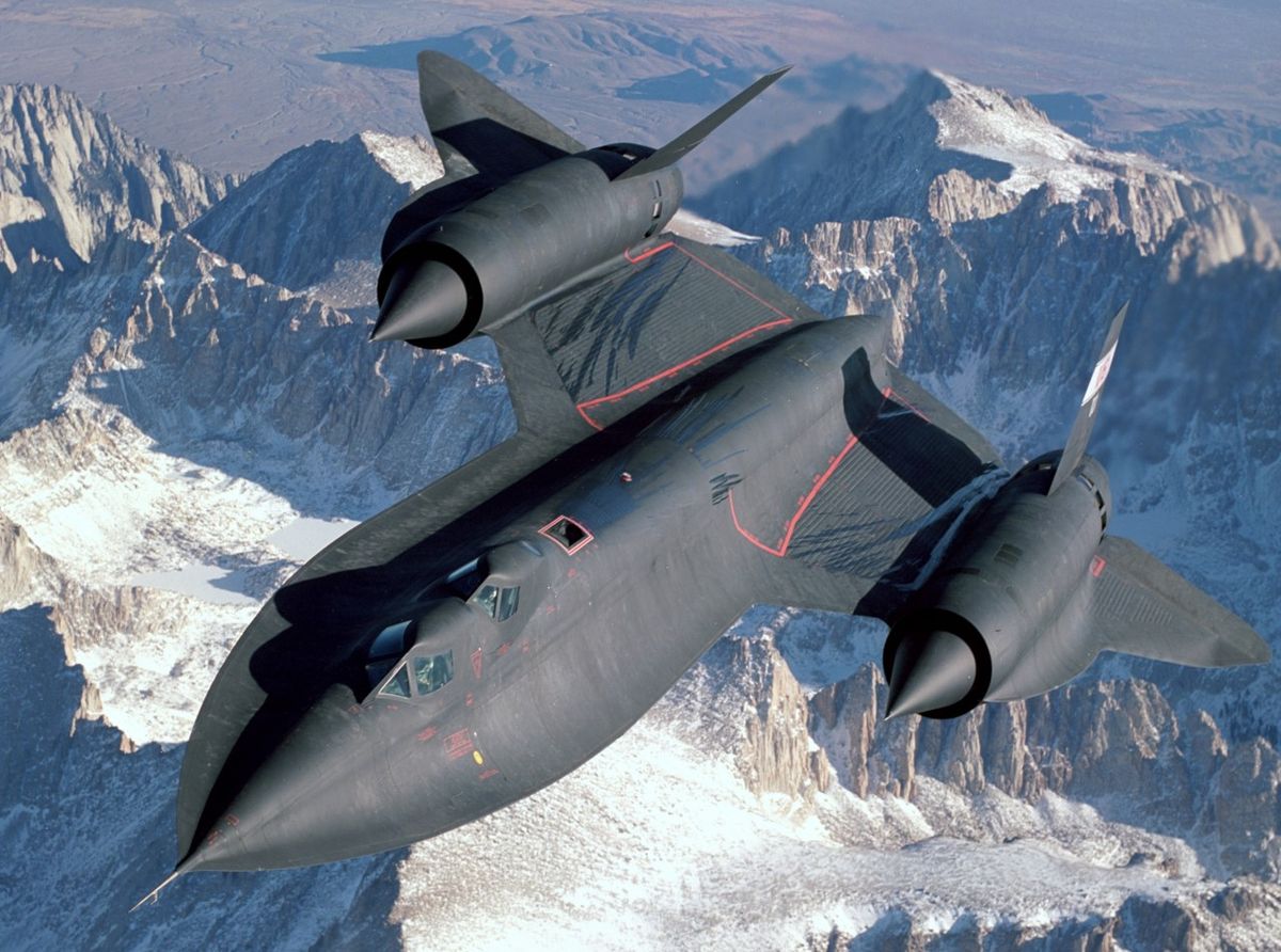 El miércoles 28 de julio de 1976, un SR-71 Blackbird estableció un asombroso récord mundial de velocidad, al alcanzar los 3528,8 km/h (2193,167 millas por hora), que equivalen a aproximadamente 58,8 km por minuto (36,55 millas por minuto) o 977,78 m/s (3216,4 pies por segundo). El miércoles 28 de julio de 1976, un SR-71 Blackbird estableció un asombroso récord mundial de velocidad, al alcanzar los 3528,8 km/h (2193,167 millas por hora), que equivalen a aproximadamente 58,8 km por minuto (36,55 millas por minuto) o 977,78 m/s (3216,4 pies por segundo).