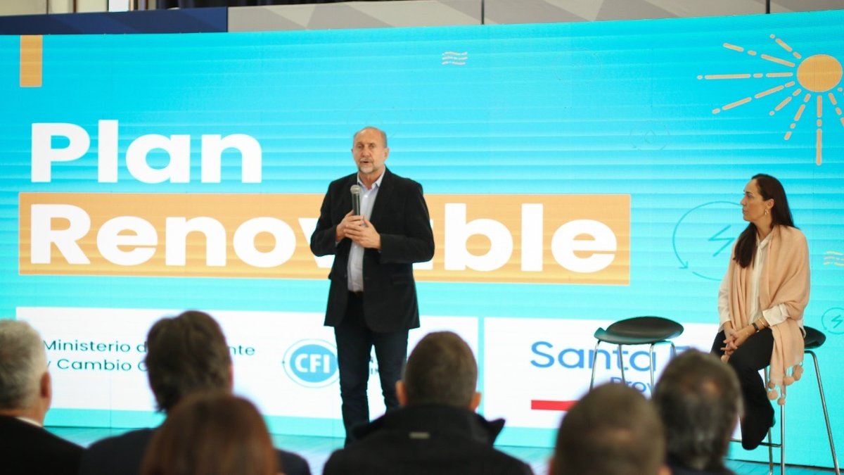 El gobernador Omar Perotti junto a la ministra de Ambiente y Cambio Climático, Erika Gonnet.