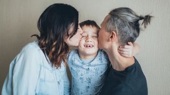 la infancia en tiempos de pantallas y crianza positiva: los desafios de los adultos