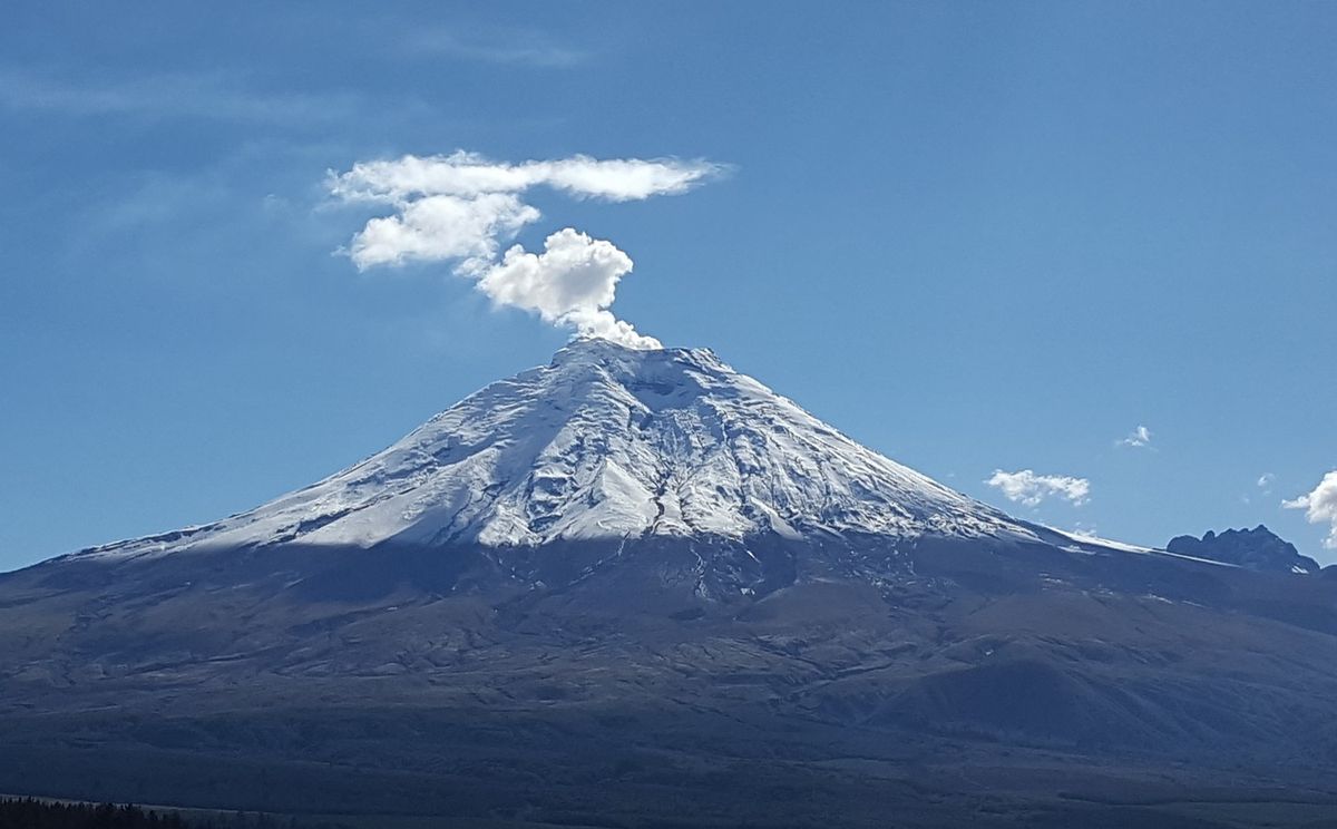 El volcán Cotopaxi de Ecuador se encuentra activo desde 2015 y en los últimos días emitió vapor