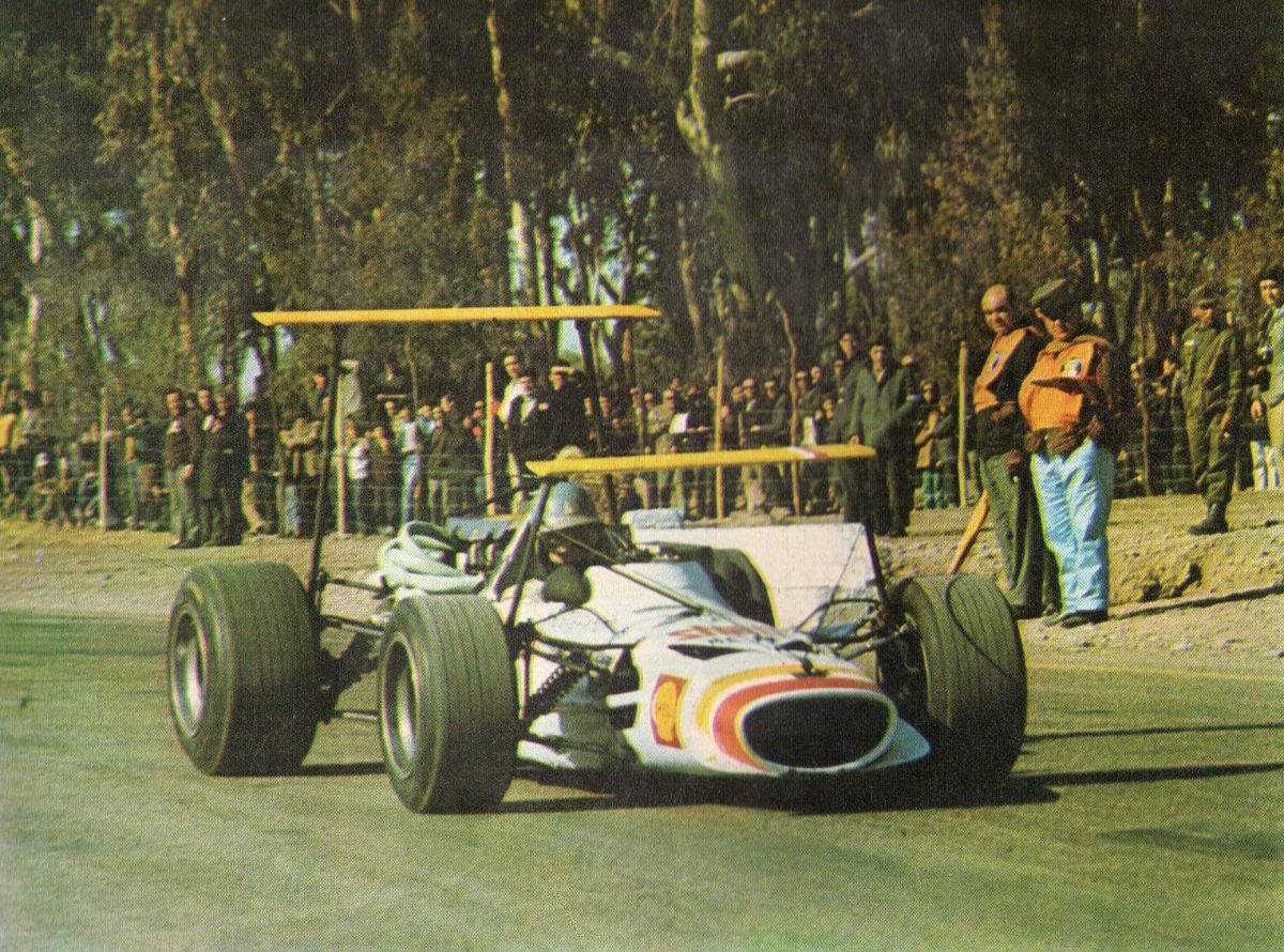 En 1969, compitió en la Mecánica Argentina Fórmula 1 con un Crespi-Tornado (foto). Nueve años antes, fue de la partida en el GP de la Argentina de 1960 de la Fórmula 1 (disputado el 7 de febrero) y, conduciendo una vieja Maserati 250F, finalizó en la 14ª posición.