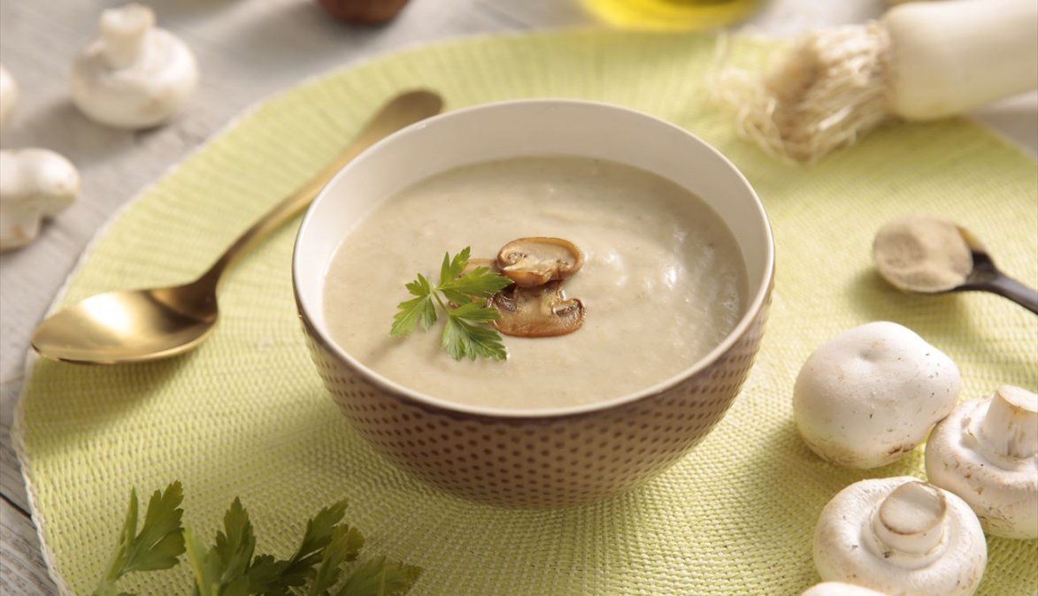 Una sopa crema de champiñones de sabor intenso y perfumado, que vas a querer volver a comer.