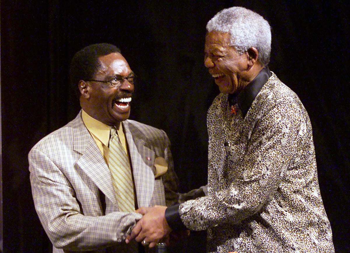 El 9 de septiembre de 2000, Carter conoció a Nelson Mandela en Melbourne, Australia, durante las celebraciones por el Día Mundial de la Reconciliación. El premio Nobel de la Paz en 1993, y que estuvo 27 años en prisión antes de convertirse en el primer presidente negro de Sudáfrica, escribiría el prólogo de la autobiografía Eye of the Hurricane: My Path from Darkness to Freedom (El ojo de Huracán: mi camino desde la oscuridad hacia la libertad).