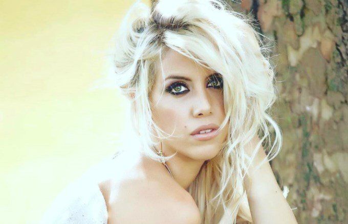 Wanda Nara calentó las redes con su vestido azul ajustado: “Más mala y más guapa”