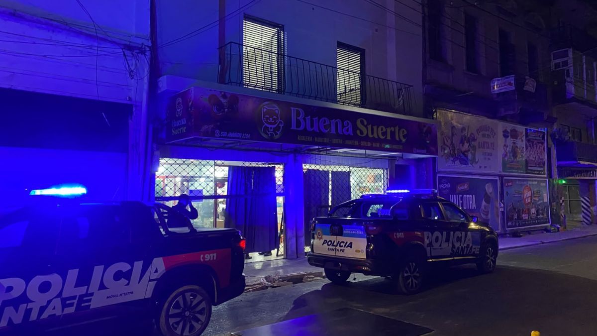 El hecho ocurrió en una regalería ubicada a pocos metros de la Plaza del Soldado, en pleno centro de la ciudad de Santa Fe. El hecho ocurrió en una regalería ubicada a pocos metros de la Plaza del Soldado, en pleno centro de la ciudad de Santa Fe.